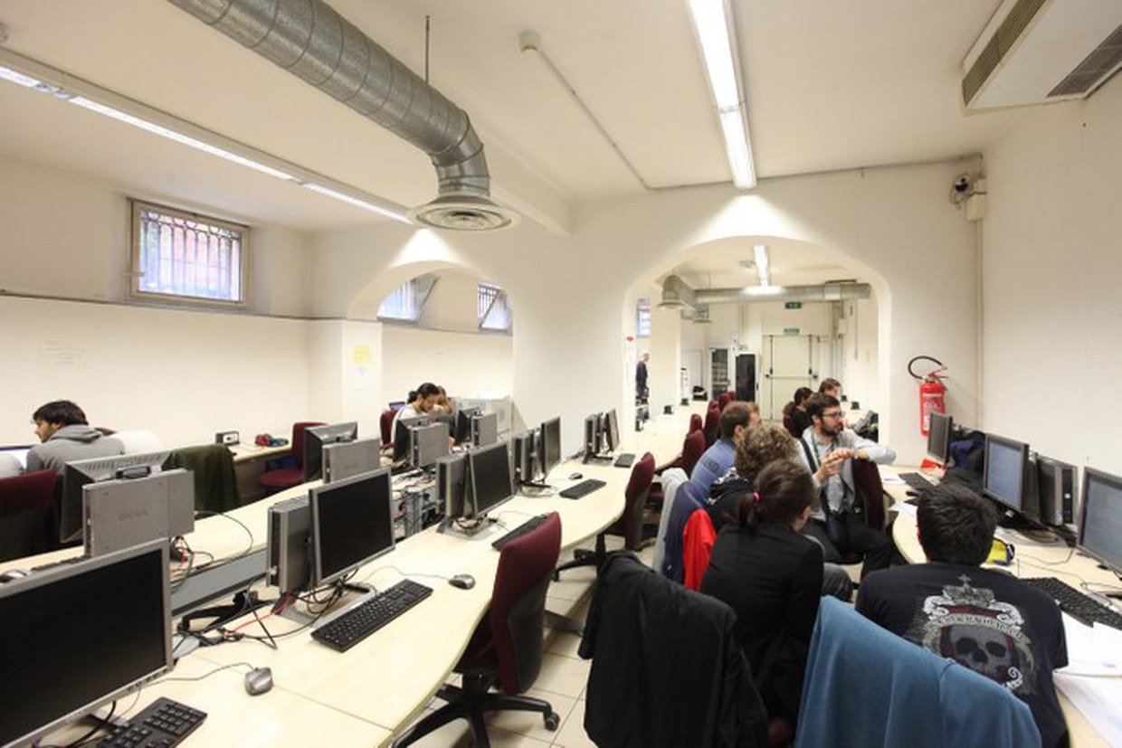 Teaching activities in the GNU/Linux Laboratory, located at Mura Anteo Zamboni 2B, Bologna