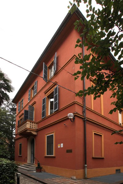 Edificio della sede principale del dipartimento di Informatica che ospita gli uffici del personale tecnico-amministrativo, dei docenti e dei dottorandi. Sono presenti anche delle sale dipartimentali per i riunioni e i seminari.
