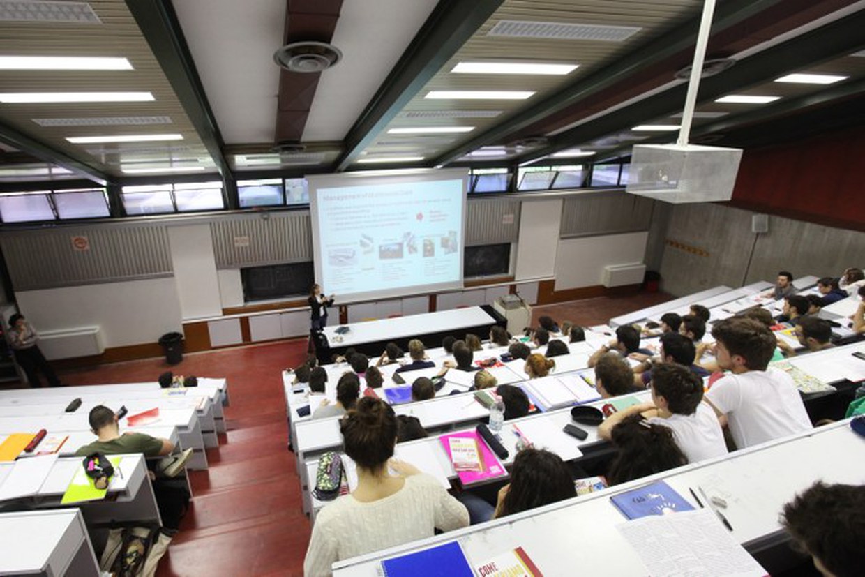 Aula 6.1 della Palazzina aule nuove, plesso di Viale del Risorgimento, Bologna. Il plesso ospita anche uffici di docenti e personale tecnico-amministrativo, oltre alle aule universitarie e laboratori.