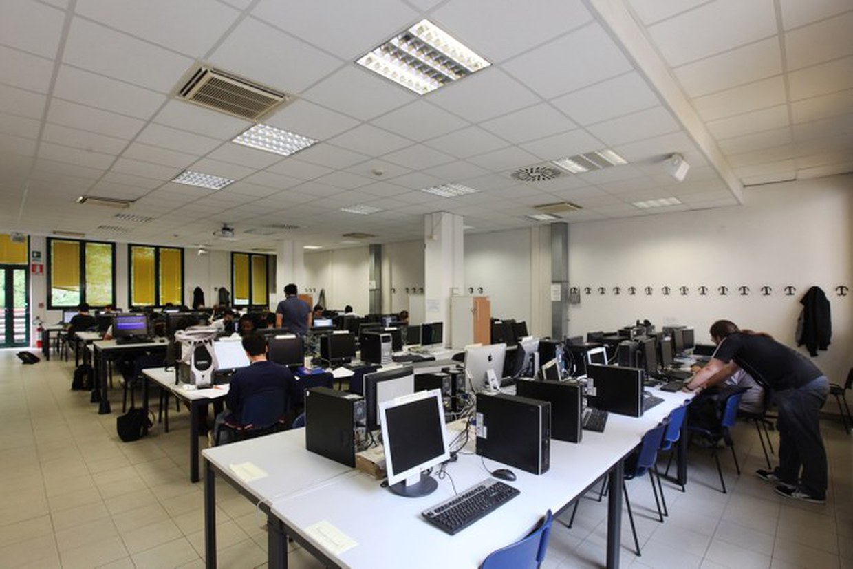 Laboratorio didattico Lab2, Plesso di Viale del Risorgimento, Bologna. Con postazioni computer.