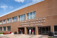 Uno degli ingressi del campus di Cesena in Via dell’Università 50